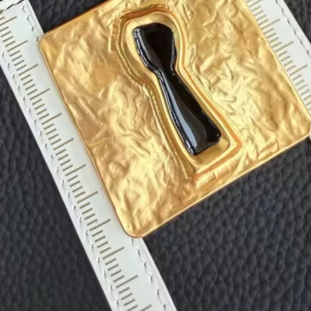 🌹Schiaparelli Tot b&w leather Measure tape motif  Bag whith removable key charm - Picture 16 of 16